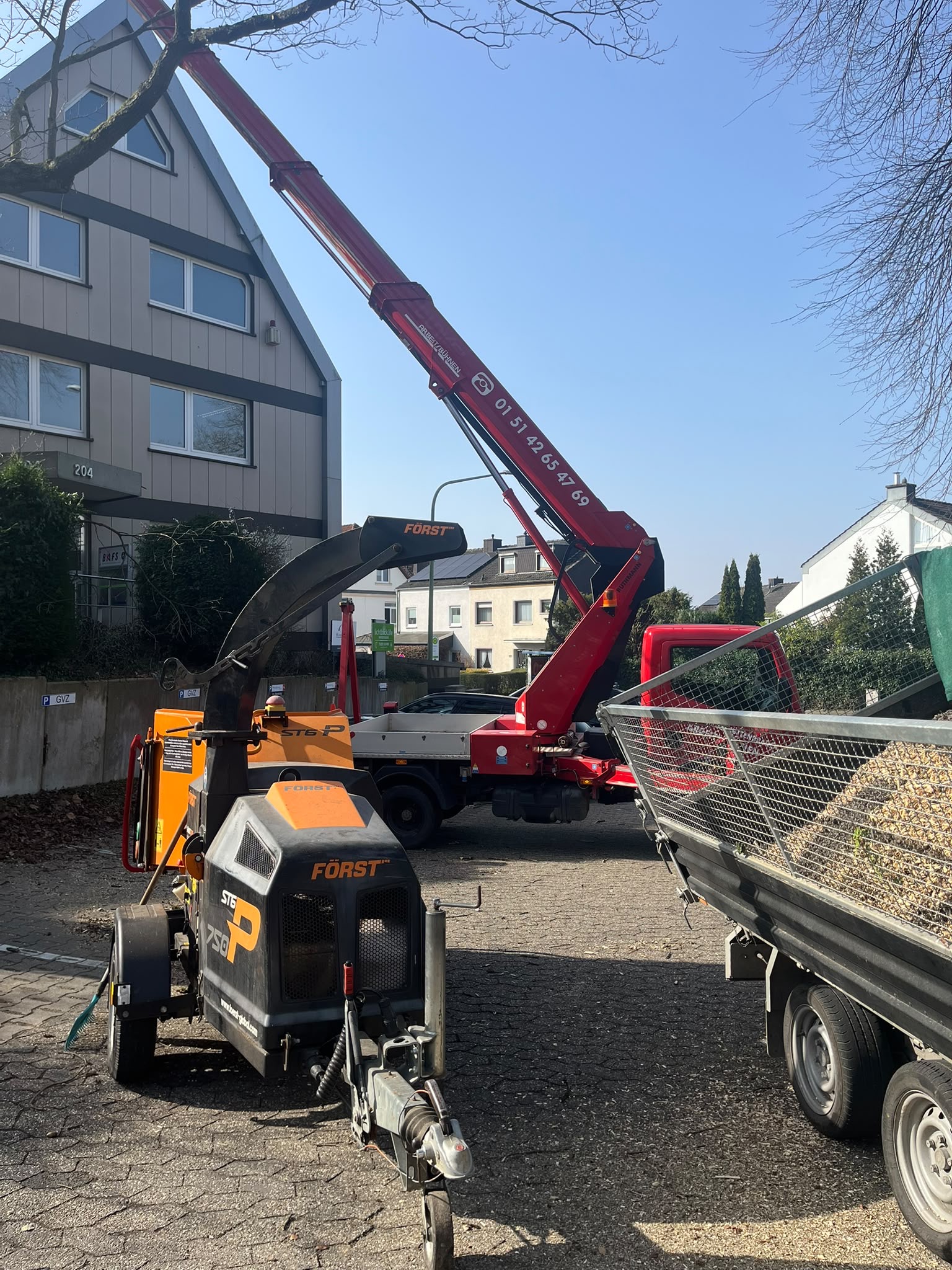 Häcksler und Arbeitskran bei der Gehölzpflege